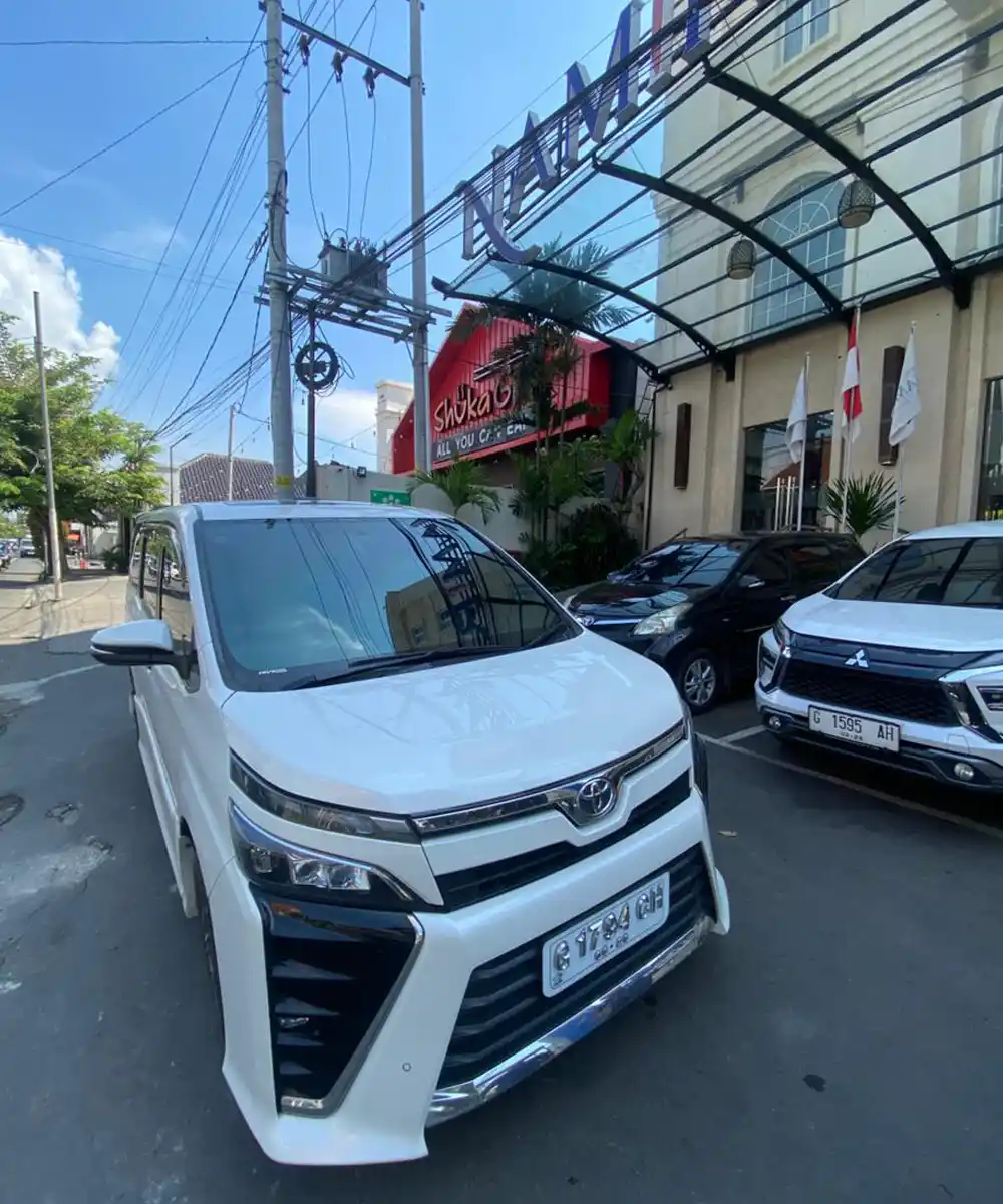Foto mobil Avanza hitam untuk layanan travel luar kota dari Pekalongan ke Semarang