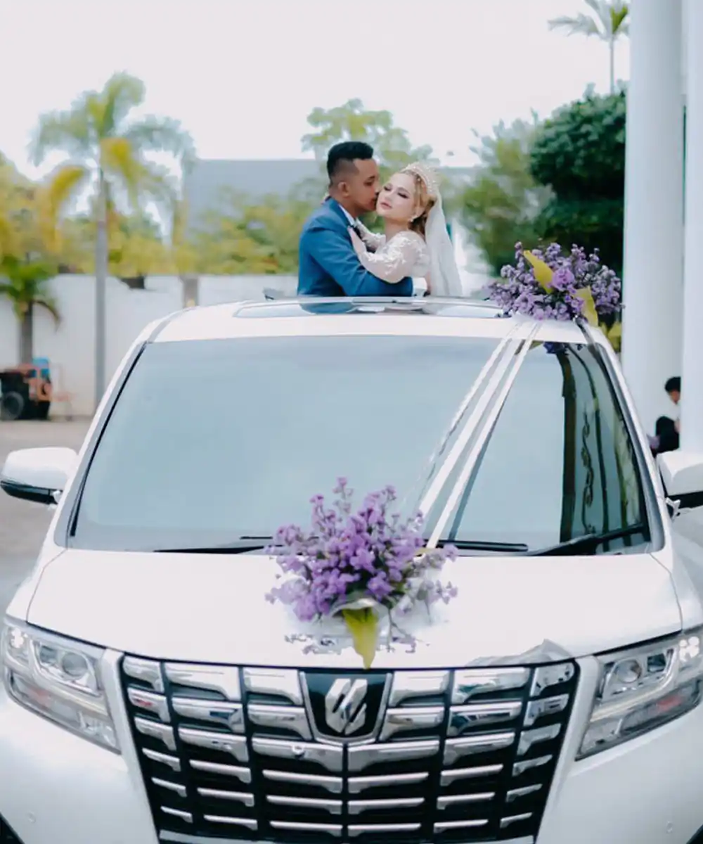 Foto Toyota Alphard hitam yang dihias bunga, paket sewa mobil pengantin di Pekalongan